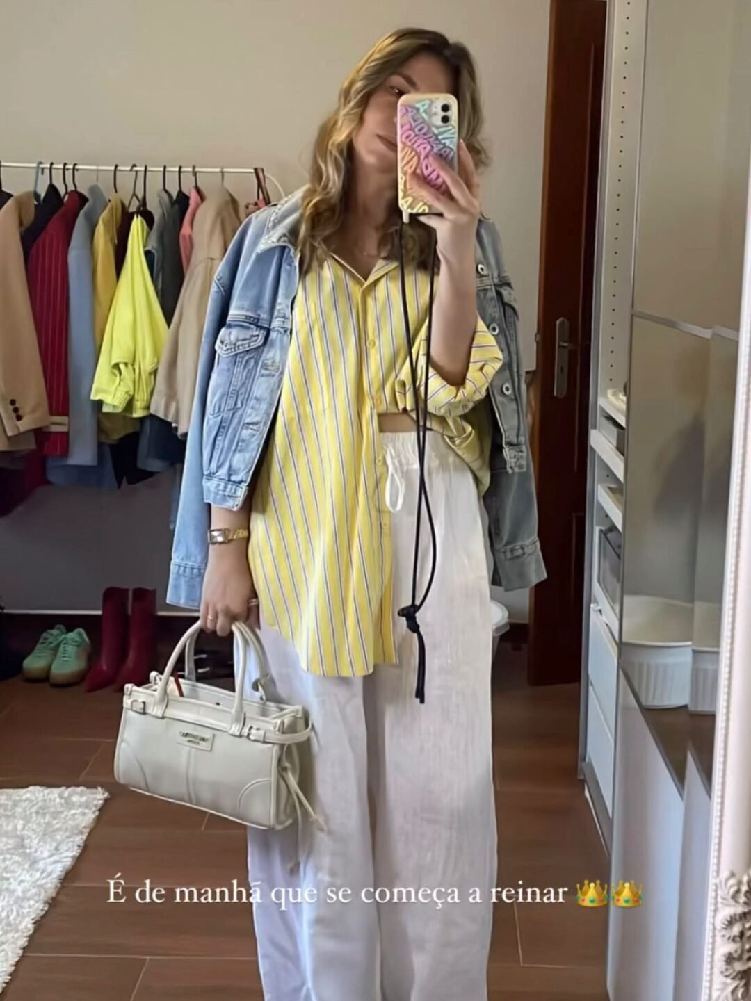 Post para instagram feedback de clientes elegante em dourado e preto (12)