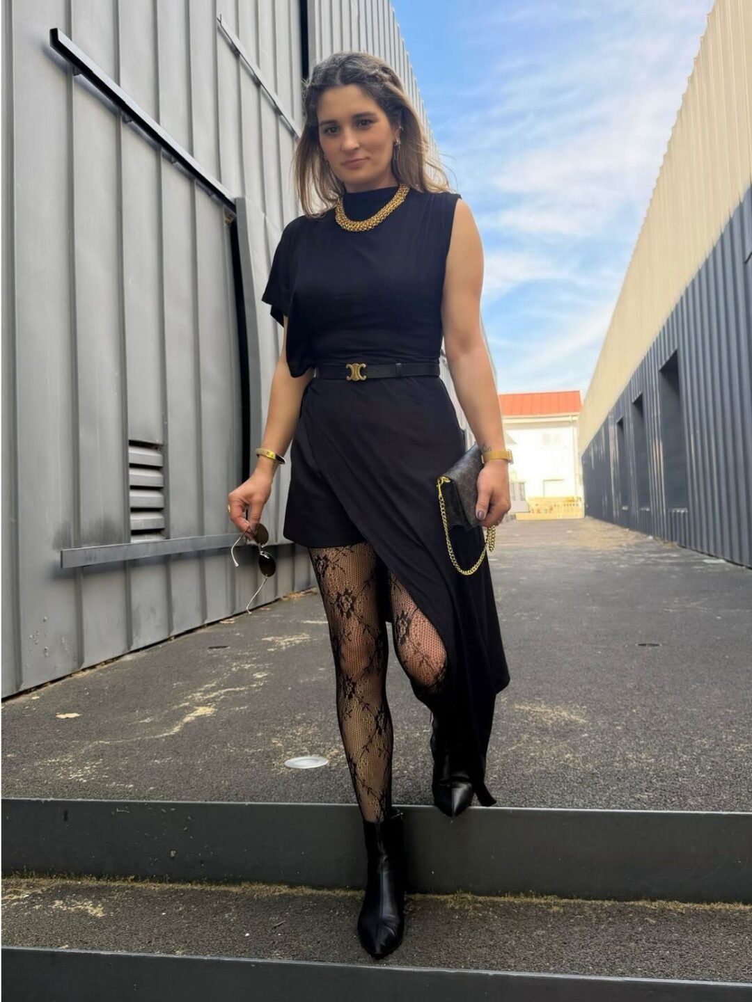 Post para instagram feedback de clientes elegante em dourado e preto (14)